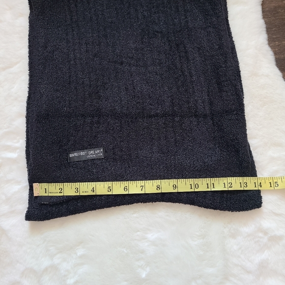 Barefoot dreams fuzzy scarf 13"×68" - Picture 4 of 4